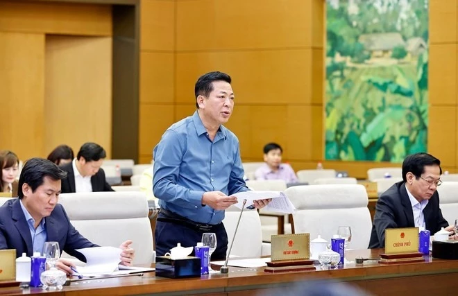 Deputy Minister Phan Thi Thang and Deputy Minister Ilzat Kasimov sign the minutes of the eighth meeting of the Viet Nam–Uzbekistan Intergovernmental Committee. (Photo: moit.gov.vn)