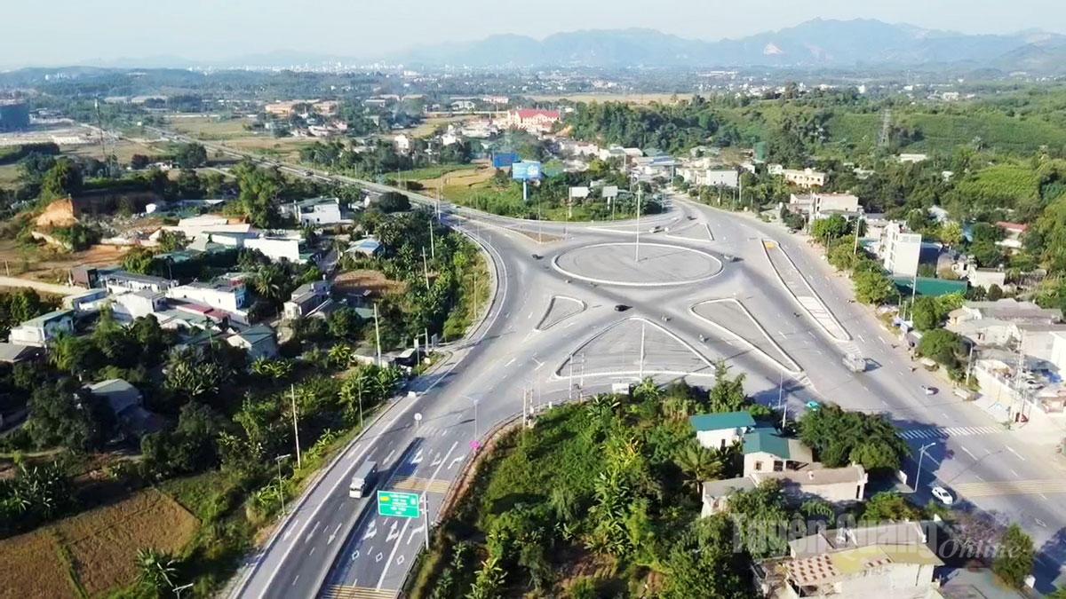 Hạ tầng đường giao thông của Tuyên Quang được đầu tư đồng bộ tạo điều kiện lưu thông hàng hóa xuất nhập khẩu.