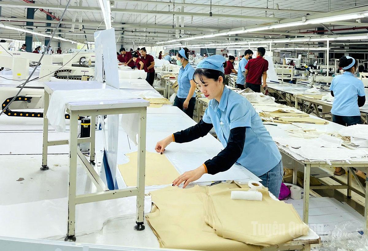 Công nhân công ty TNHH MSA YB Tuyên Quang, KCN Long Bình An chuẩn bị đơn hàng cuối năm.