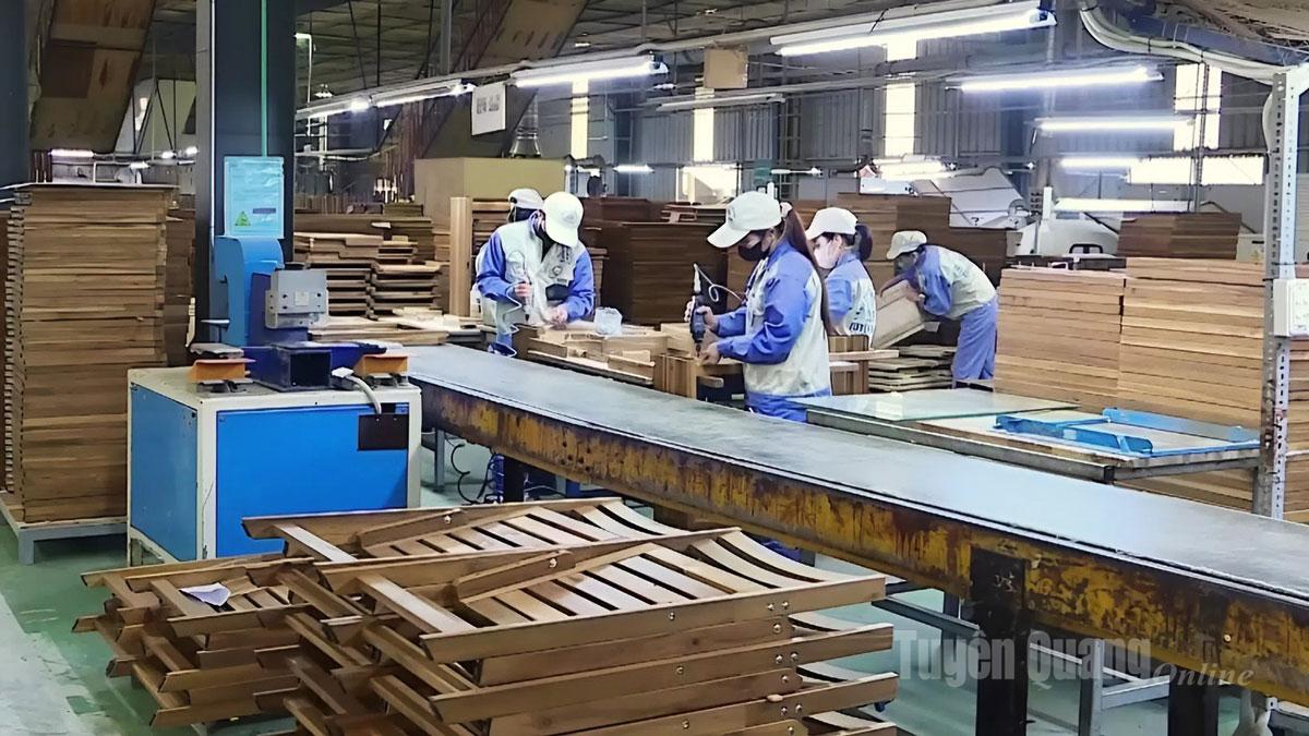 Công nhân Công ty Cổ phần Woodsland Tuyên Quang chuẩn bị đơn hàng xuất khẩu.