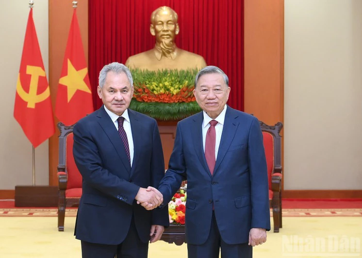 Party General Secretary To Lam and Secretary of the Security Council of the Russian Federation Sergey Shoigu at their meeting in Ha Noi on December 9. (Photo: Dang Khoa)