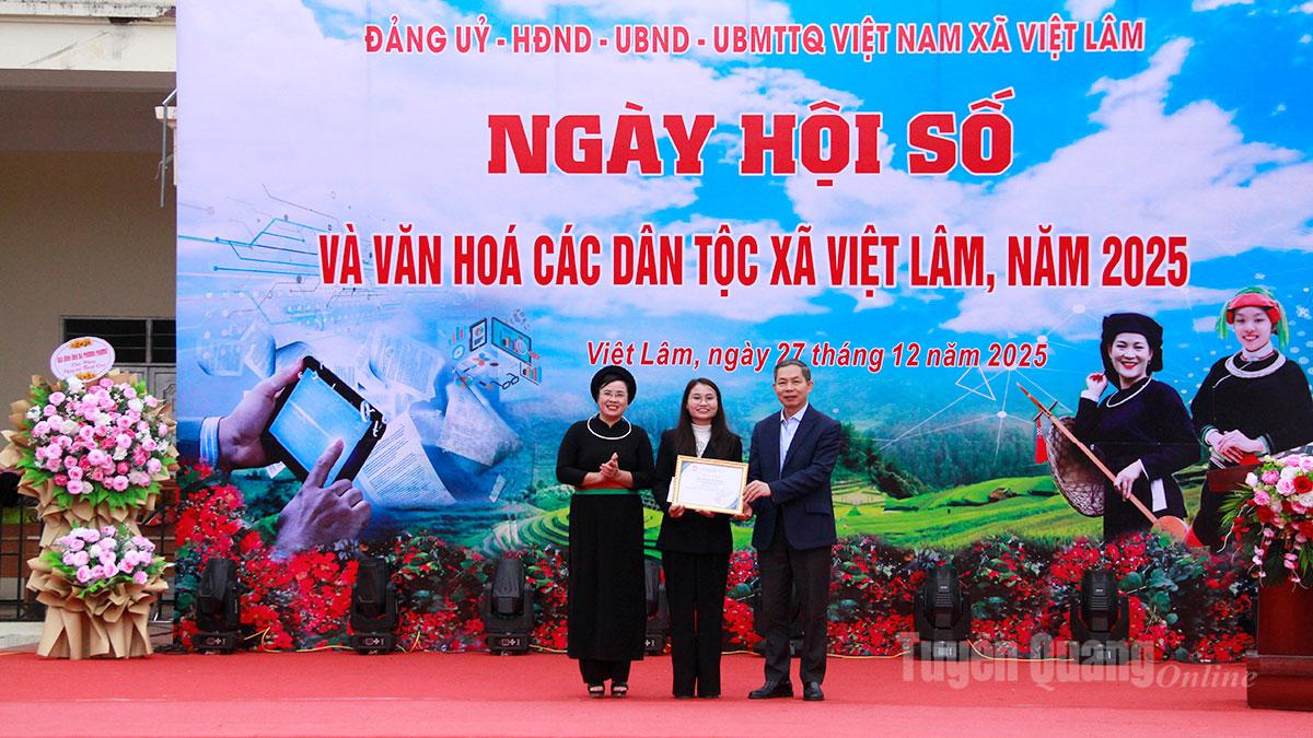 Giám đốc Sở Khoa học và Công nghệ Nguyễn Ninh Thái và lãnh đạo xã Việt Lâm trao giải Nhất cuộc thi Công dân số.