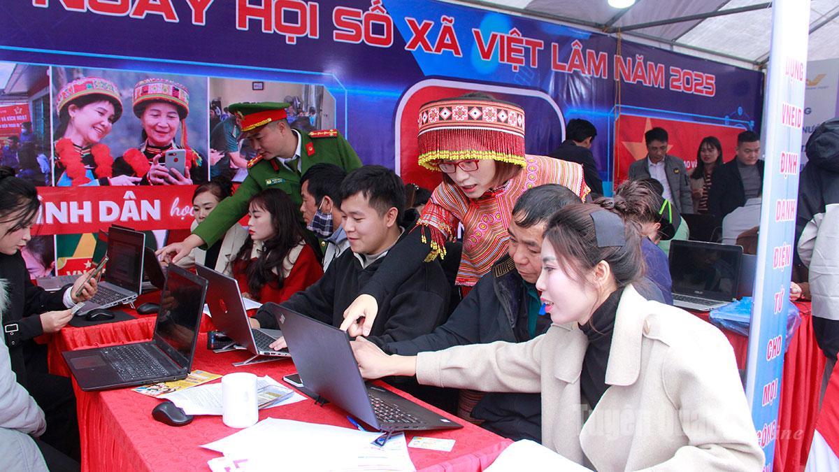 Người dân sôi nổi tham gia học “Bình dân học vụ số”.