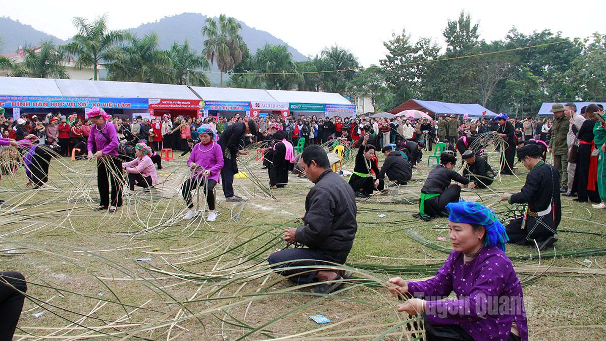 Người dân tham gia hội thi đan lát tại ngày hội số và văn hóa các dân tộc.