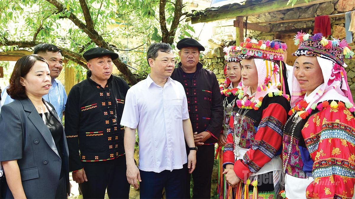 Đồng chí Nguyễn Văn Sơn, Phó Bí thư Tỉnh ủy, Chủ tịch HĐND tỉnh thăm hỏi 
đời sống người dân thôn Lô Lô Chải, xã Lũng Cú.