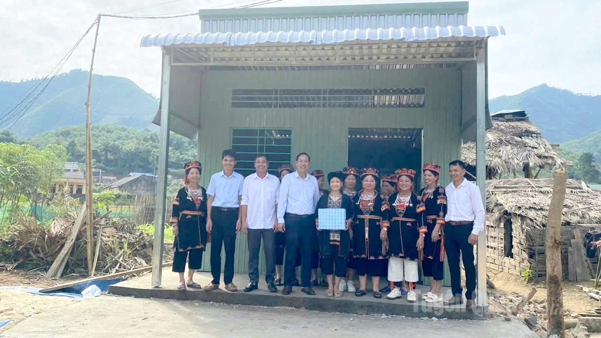 Đại diện lãnh đạo xã Yên Phú trao nhà cho gia đình bà Bàn Thị Lám, thôn Nắc Con 2.