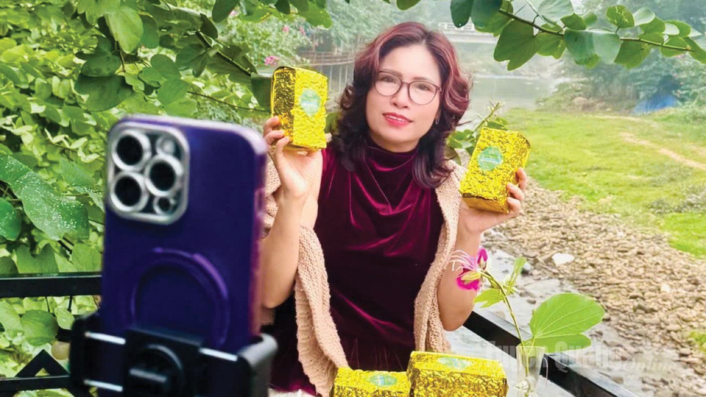 Buổi livestream bán chè suối Trầm của chị Ma Thị Thu Loan trên facebook tại
Nông trại Cây và Hoa.