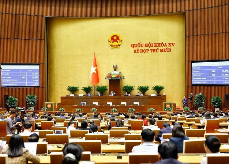 The National Assembly votes to adopt the law amending and supplementing a number of provisions of the Law on Corruption Prevention and Control. (Photo: VNA)