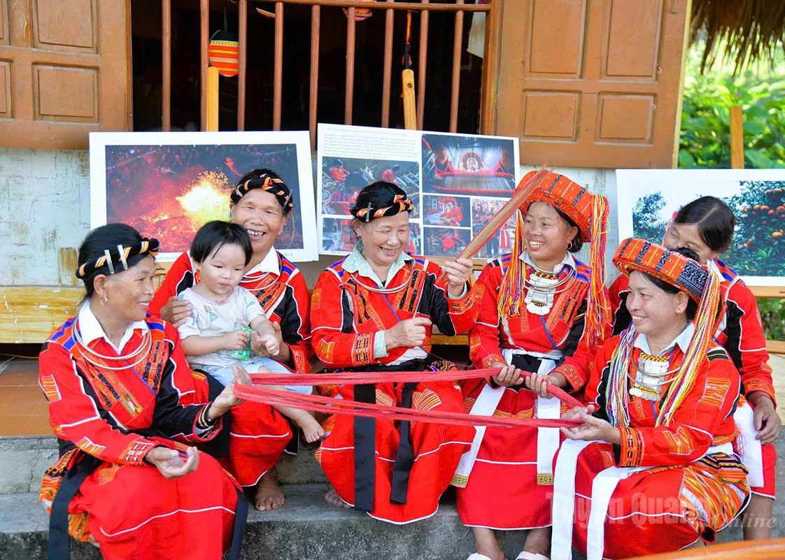 Pa Then women in Tan Trinh Commune preserve the traditional weaving craft.