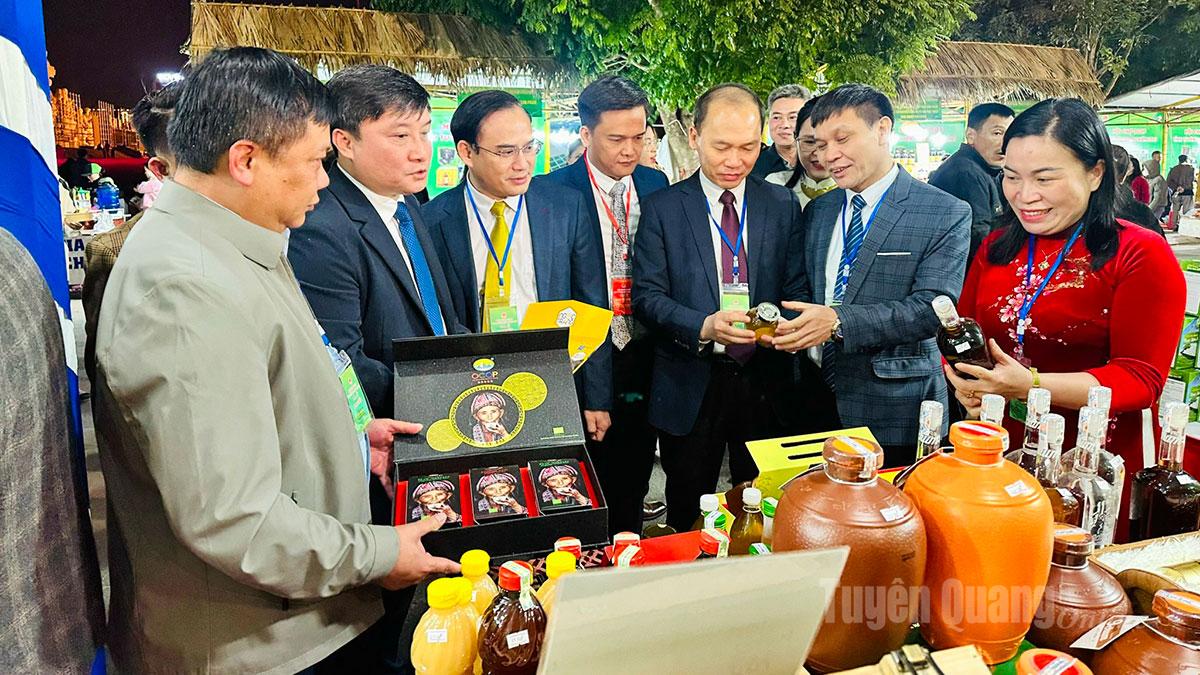 Các đại biểu tham quan các gian hàng.