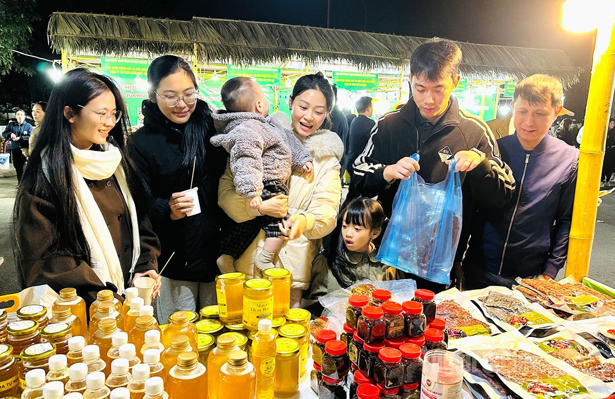 Người dân, du khách mua sắm tại hội chợ.