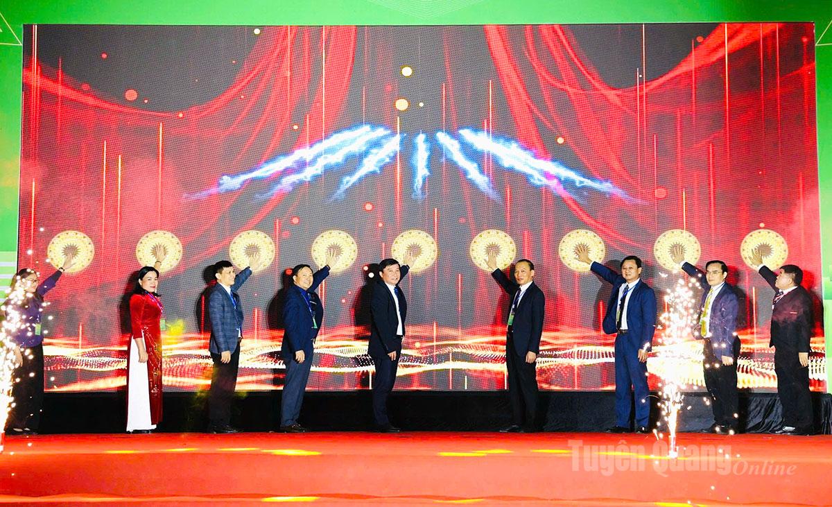 Các đại biểu ấn nút khai mạc hội chợ.