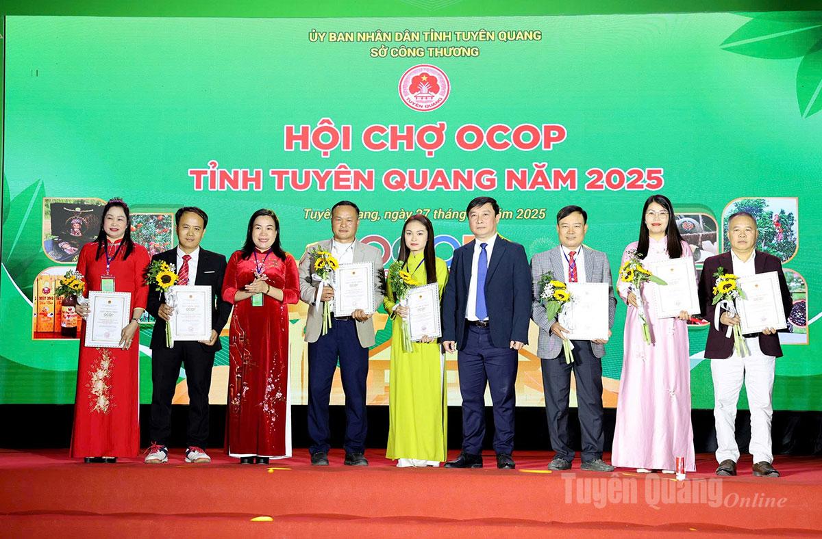 Ban Tổ chức trao Giấy chứng nhận cho các chủ thể có sản phẩm đạt chứng nhận OCOP năm 2025.