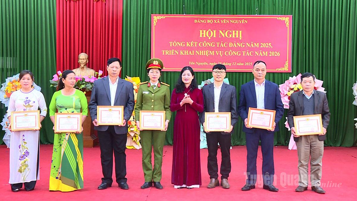 Đồng chí Bí thư Đảng uỷ xã Yên Nguyên trao Giấy khen cho các Chi bộ.