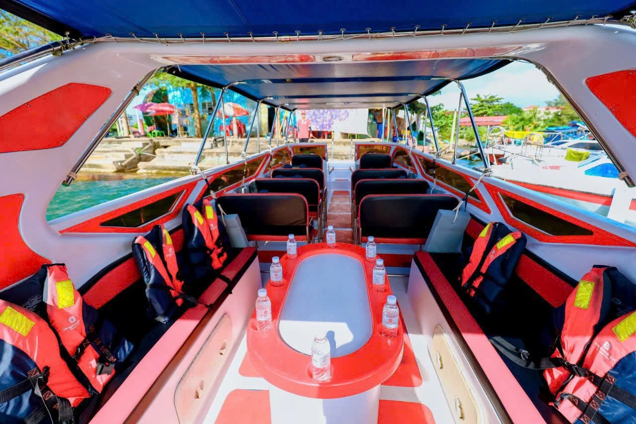 Đại Việt Tourist sử dụng cano đời mới di chuyển nhanh an toàn để vận chuyển du khách