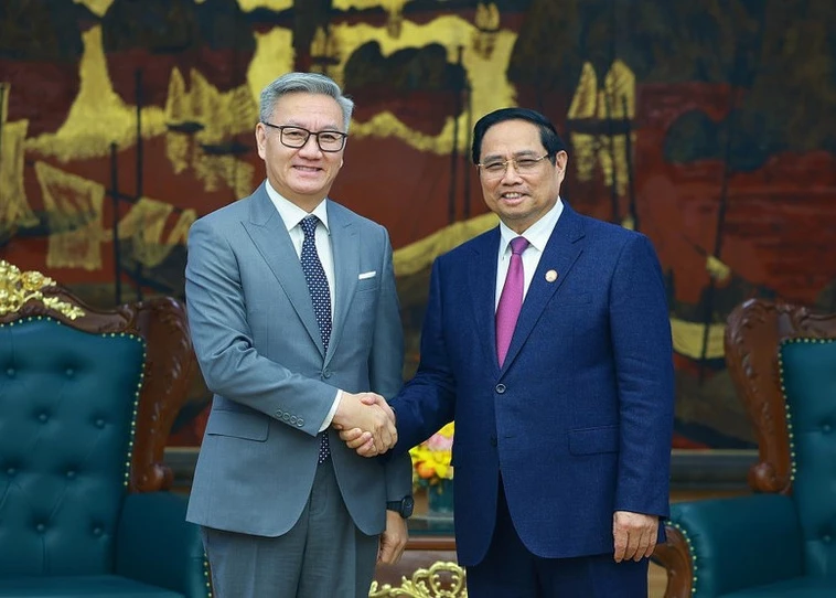 Prime Minister Pham Minh Chinh (R) receives Lao Minister of Foreign Affairs Thongsavanh Phomvihane in Ha Noi on December 18, 2025. (Photo: VNA)