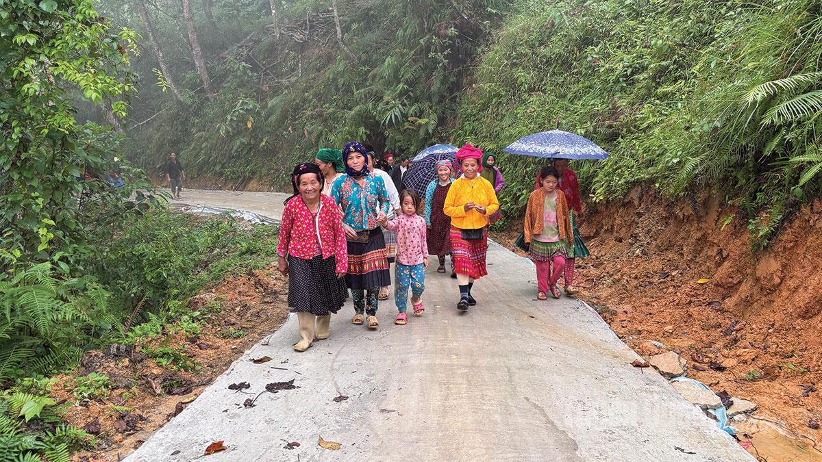 Transport infrastructure in Thang Mo Commune has been invested in, making travel more convenient for local residents.