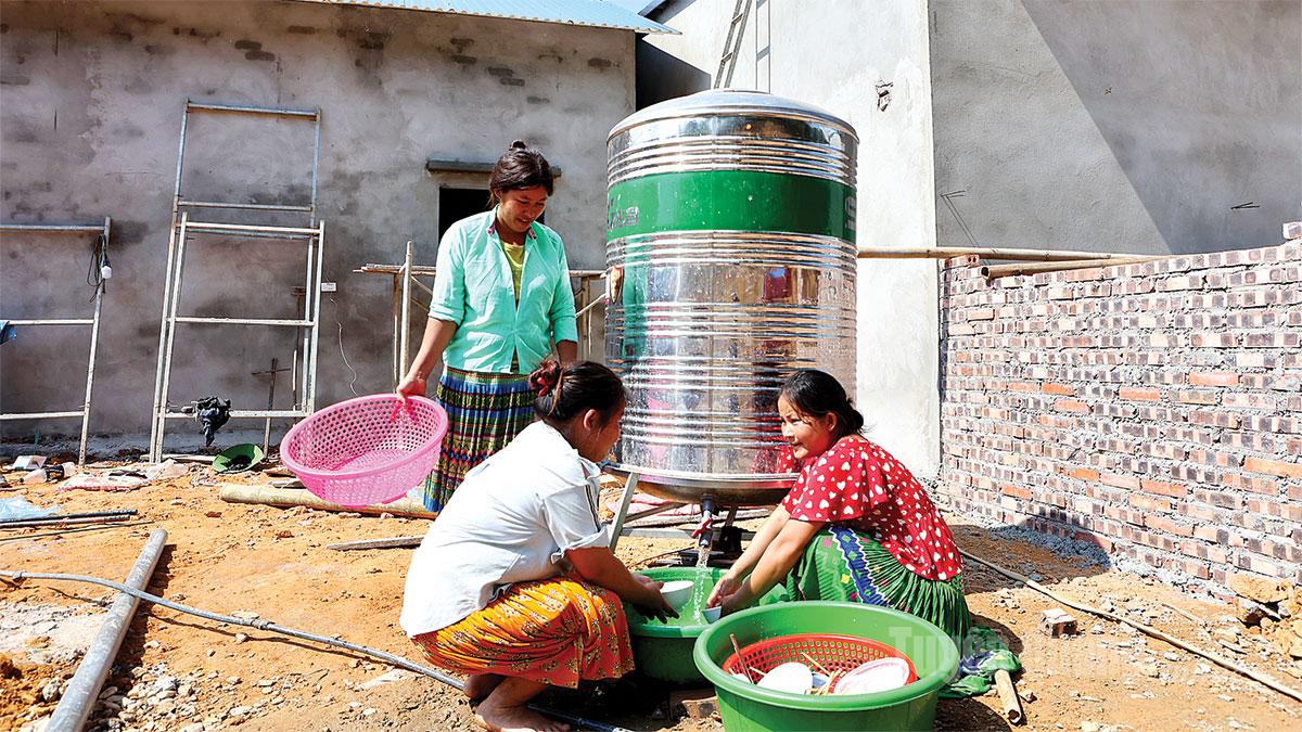 Người dân được hỗ trợ téc trữ nước sạch theo chương trình MTQG.