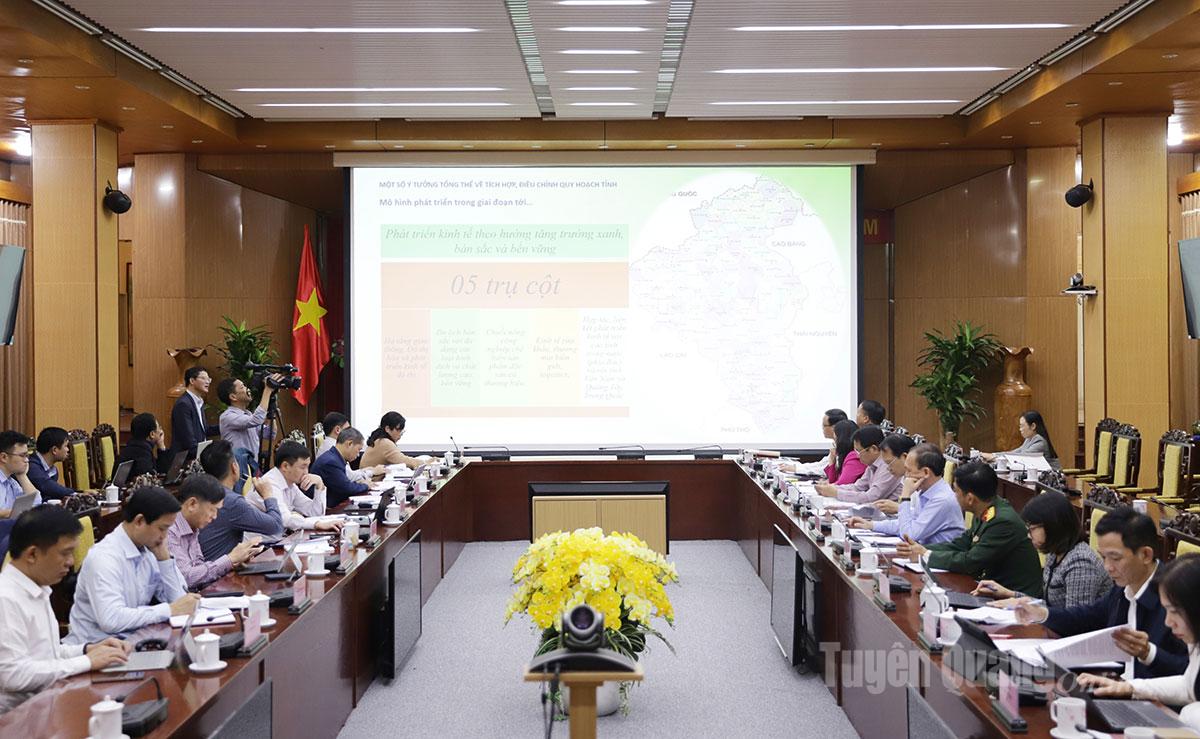 Đơn vị tư vấn trình bày dự thảo Khung định hướng điều chỉnh quy hoạch tỉnh.