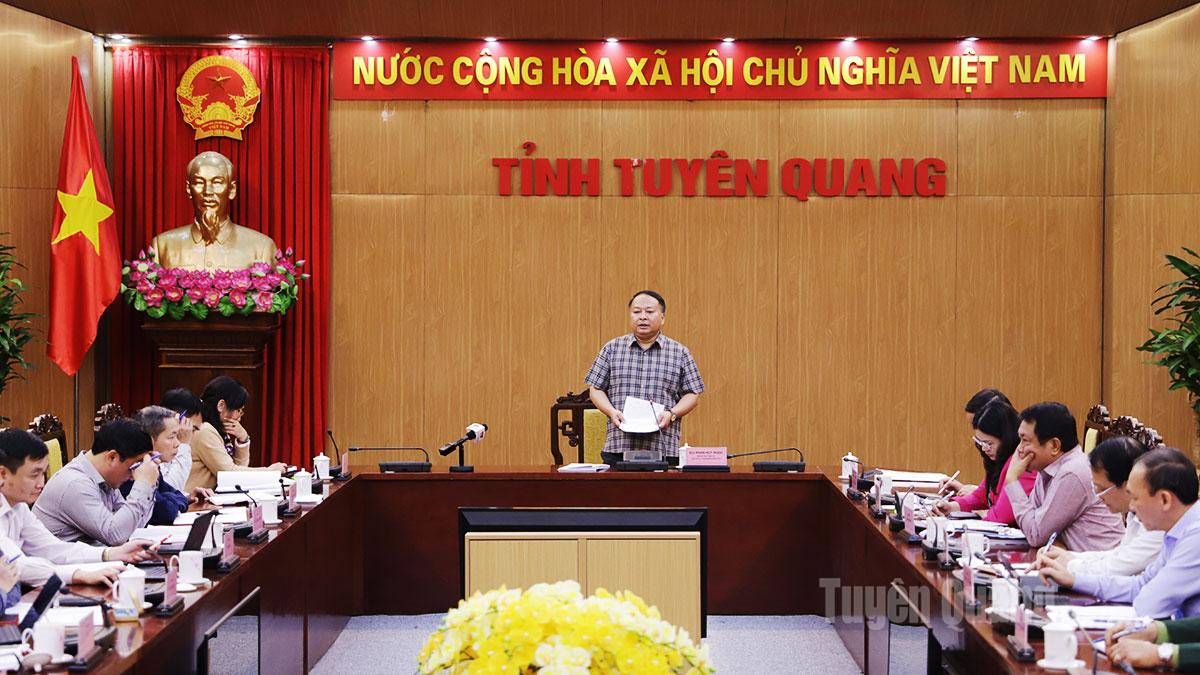 Chủ tịch UBND tỉnh Phan Huy Ngọc chủ trì cuộc họp.