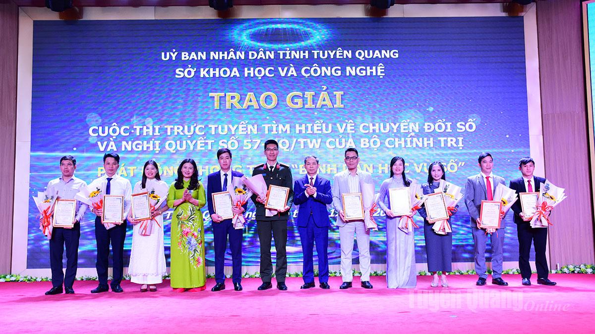 Đồng chí Vương Ngọc Hà, Phó Chủ tịch UBND tỉnh cùng lãnh đạo Sở Khoa học và Công nghệ trao giải cho các thí sinh đạt giải tại cuộc thi.