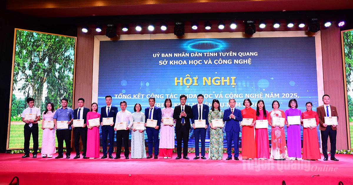 Lãnh đạo Sở Khoa học và Công nghệ tặng Giấy khen cho các cá nhân đạt danh hiệu Chiến sĩ thi đua cơ sở năm 2025.