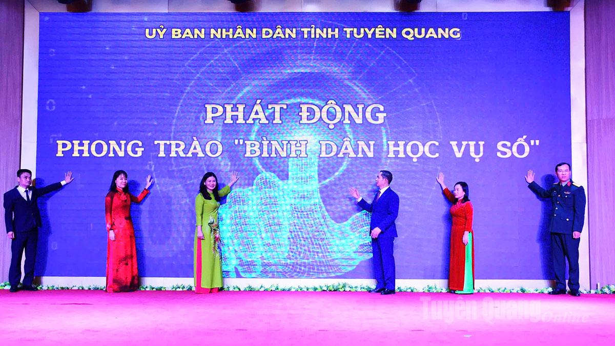 Đồng chí Vương Ngọc Hà, Phó Chủ tịch UBND tỉnh cùng các đại biểu ấn nút phát động phong trào.