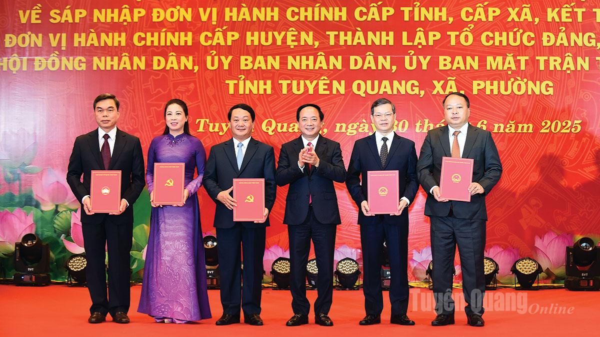 Ngày 30-6-2025, tại Lễ Công bố sáp nhập tỉnh Tuyên Quang - Hà Giang, đồng chí Thượng tướng Trịnh Văn Quyết, Bí thư 
Trung ương Đảng, Chủ nhiệm Tổng cục Chính trị Quân đội nhân dân Việt Nam trao Quyết định chỉ định của Trung ương cho các 
đồng chí Thường trực Tỉnh ủy Tuyên Quang.						                             Ảnh: Thanh Phúc