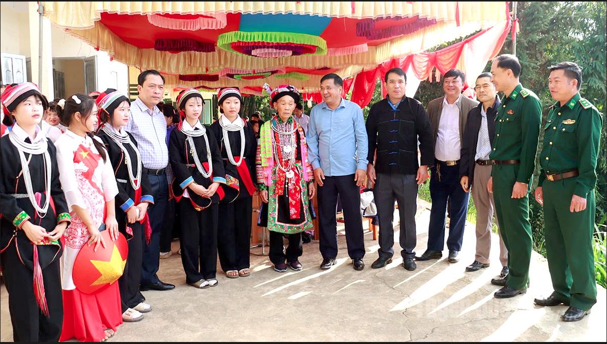 Đồng chí Hầu Minh Lợi, ủy viên BTV Tỉnh ủy, Phó Chủ tịch Thường trực HĐND tỉnh nói chuyện với Nhân dân thôn Đoàn Kết,
xã Bạch Đích.