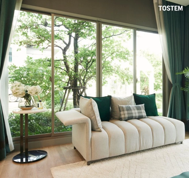 Khi sử dụng cửa nhôm 4 cánh cho các khu vực như phòng khách hoặc mặt tiền, gia đình có thể mở rộng tối đa không gian khi cần