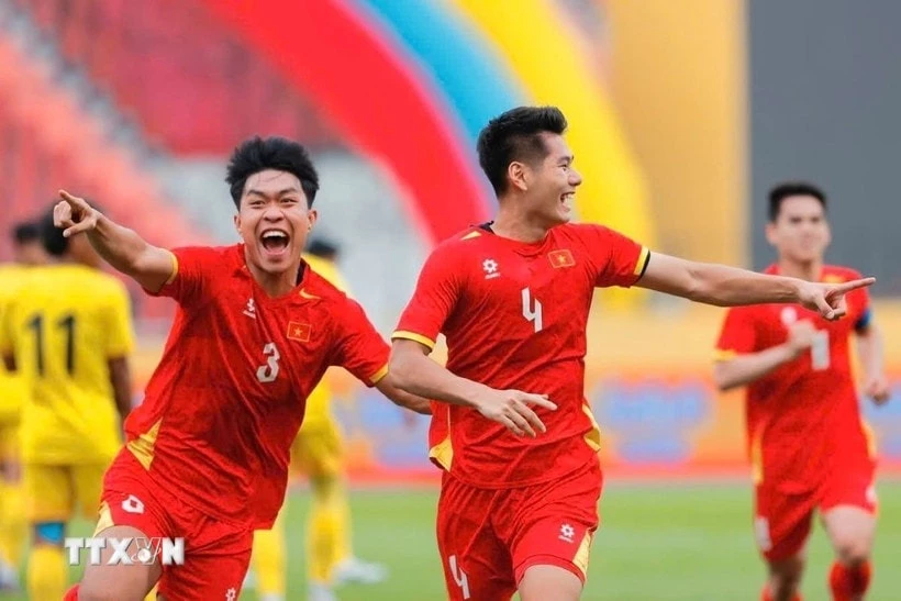 Thủ tướng gửi lời chúc mừng hai đội tuyển bóng đá Việt Nam tại SEA Games 33
