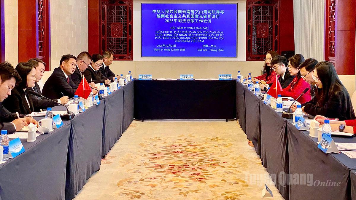 Toàn cảnh hội đàm giữa Sở Tư pháp Tuyên Quang (Việt Nam) và Cục Tư pháp châu Văn Sơn, tỉnh Vân Nam (Trung Quốc).
