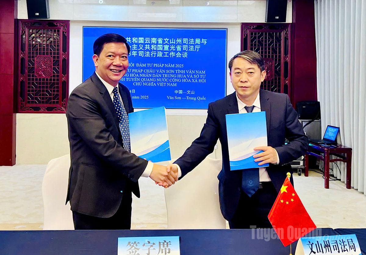 Lễ ký kết “Thỏa thuận thiết lập cơ chế hợp tác giữa Sở Tư pháp tỉnh Tuyên Quang (Việt Nam) và Cục Tư pháp châu Văn Sơn, tỉnh Vân Nam (Trung Quốc).
