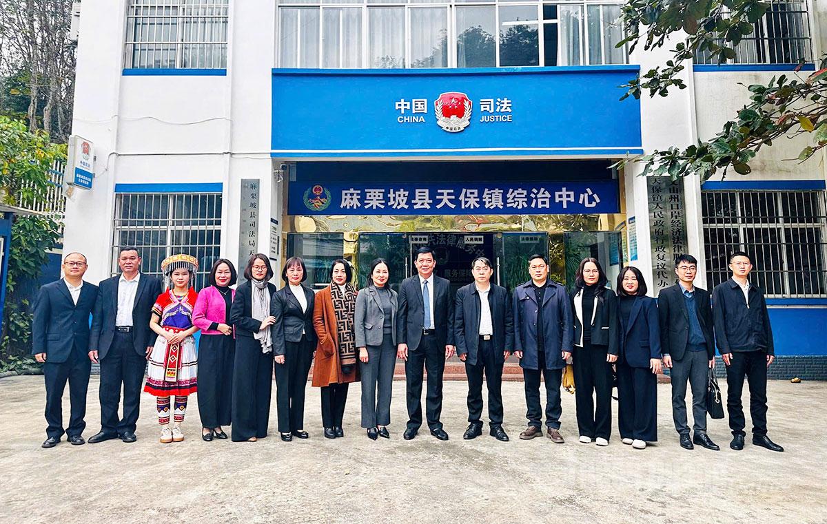 Đoàn công tác làm việc tại phòng Tư pháp trấn Thiên Bảo (Trung Quốc).