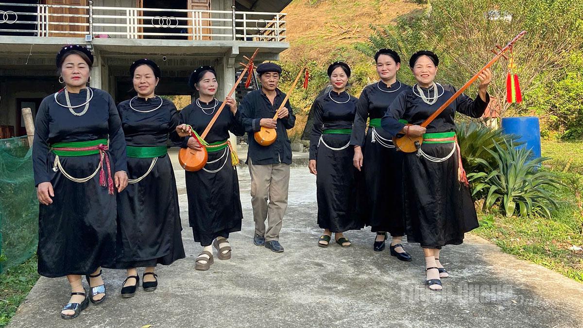 Các thành viên biểu diễn trong trang phục truyền thống của đồng bào Tày.