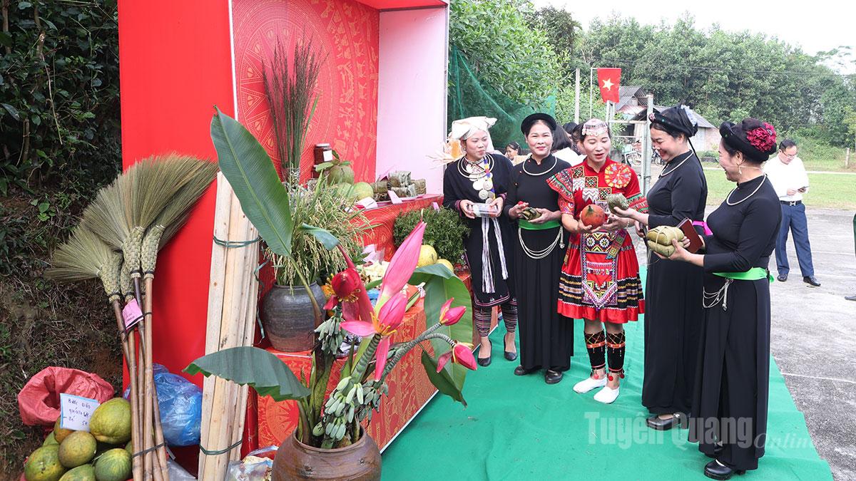 Một gian hàng trưng bày các sản phẩm nông sản, đặc sản từ nông nghiệp của xã Tân An.