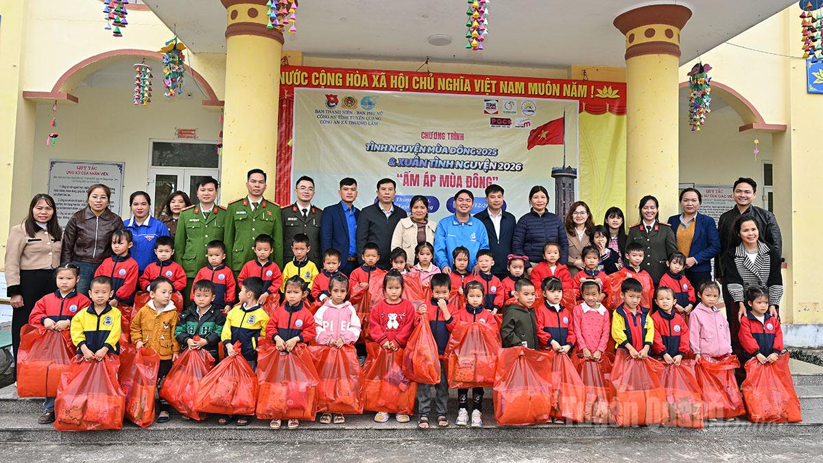 Ban tổ chức tặng các suất quà cho học sinh trường Mầm non Khuôn Hà.