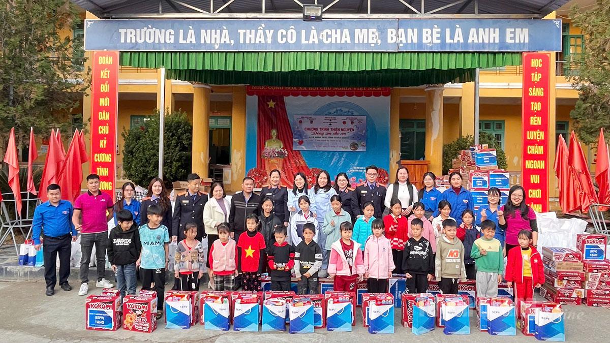 Các em học sinh xã Hồng Thái được trao quà tại chương trình thiện nguyện Đông ấm cho em.