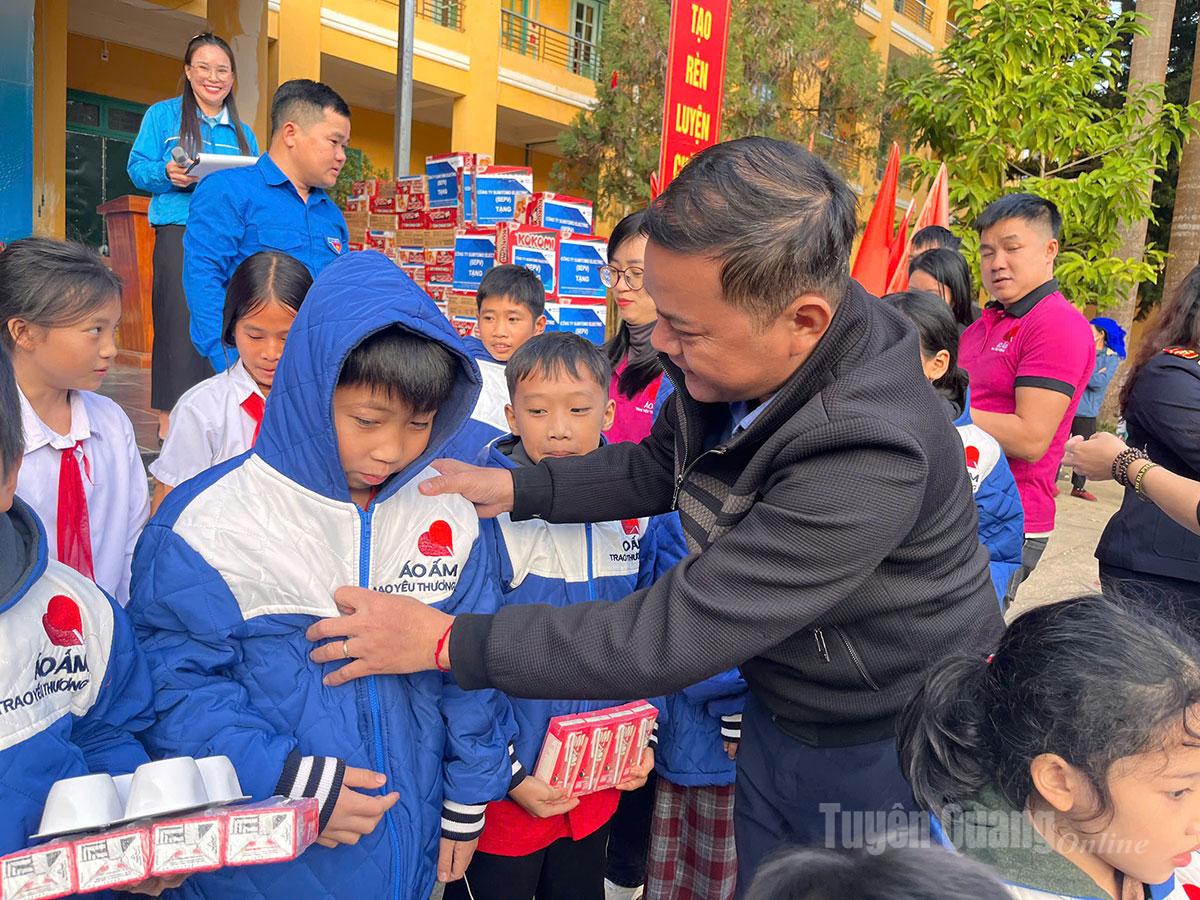 Đoàn Thiện nguyện trao các suất quà cho học sinh các trường học trên địa bàn xã Hồng Thái.
