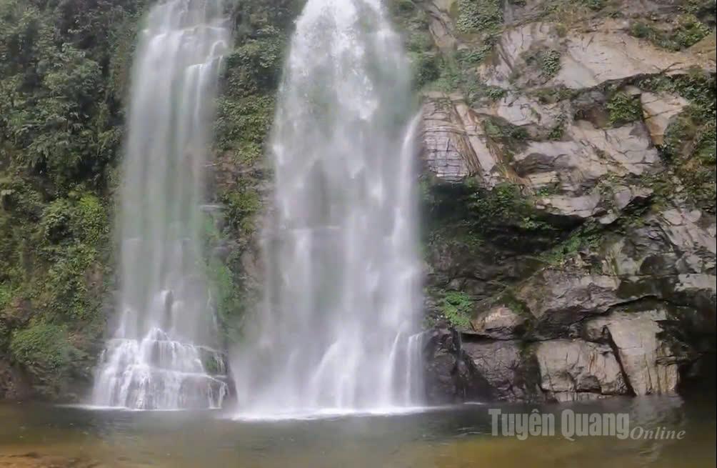 Thác Tiên có vẻ đẹp dịu dàng, quyến rũ...