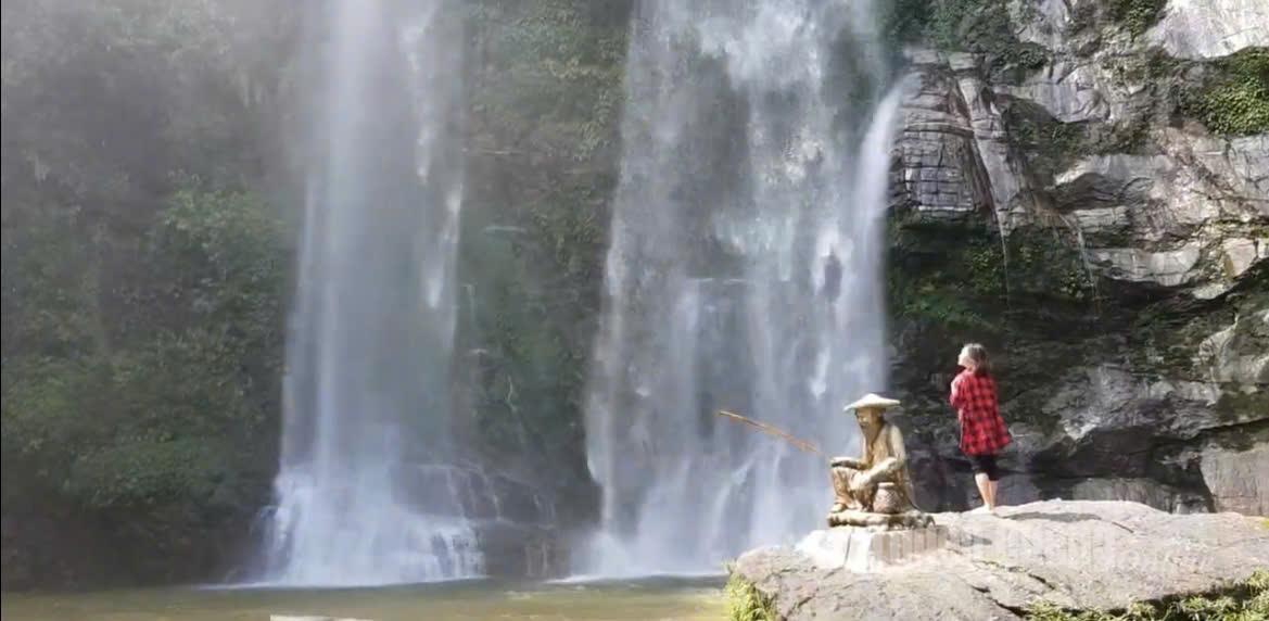 Vẻ đẹp dịu dàng của dòng thác níu lòng mỗi du khách...