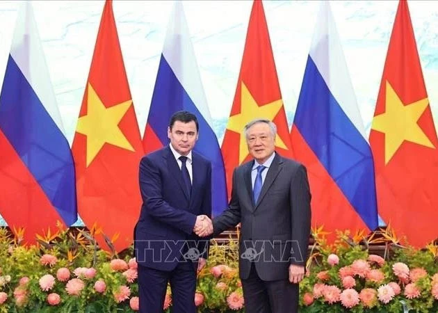 Permanent Deputy Prime Minister Nguyen Hoa Binh (right) and Aide to the Russian President Dmitry Mironov at their meeting on December 3 (Photo: VNA)