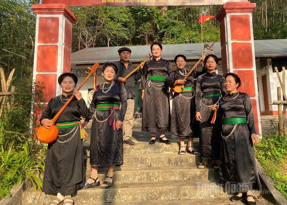 A Then singing practice session of the Then singing and Tinh gourd club in Bach Xa Commune.