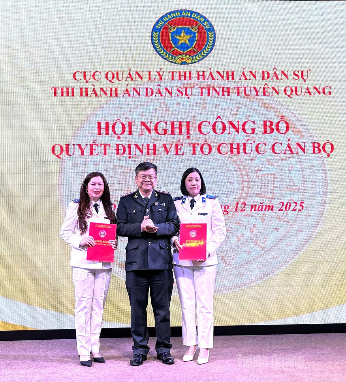 Đồng chí Nguyễn Tuyên, Bí thư Đảng ủy, Trưởng THADS tỉnh trao quyết định bổ nhiệm Phó Trưởng Phòng Tài chính – Kế toán cho 2 đồng chí.