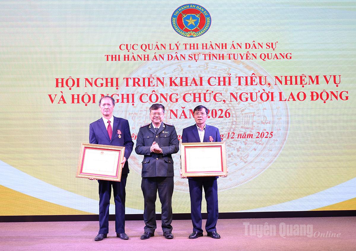 Lãnh đạo Thi hành án dân sự tỉnh trao Huân chương Lao động hạng Nhì và hạng Ba của Chủ tịch nước cho nguyên Cục trưởng Cục THADS tỉnh Hà Giang và Tuyên Quang (cũ)