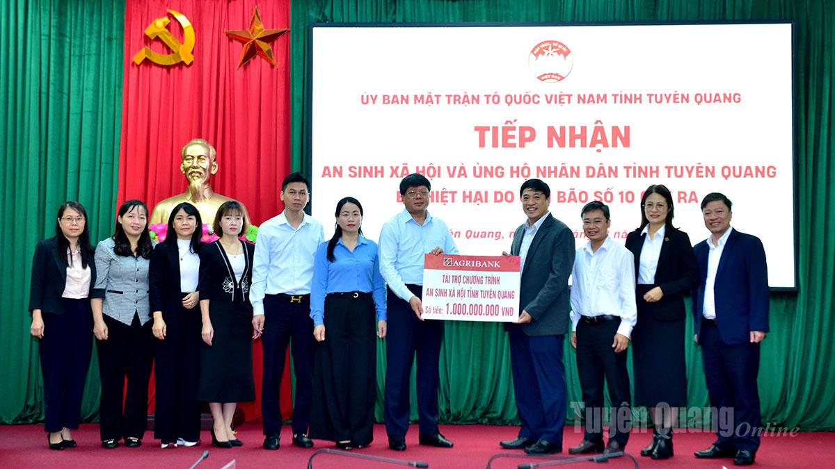 Đại diện Kiểm toán Nhà nước và nhà tài trợ trao 1 tỷ đồng hỗ trợ tỉnh thực hiện công tác an sinh xã hội và khắc phục hậu quả bão số 10.