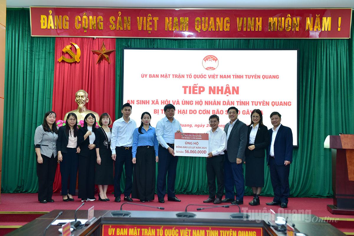 Lãnh đạo Công đoàn cơ sở Agribank chi nhánh Tuyên Quang trao hỗ trợ Nhân dân tỉnh Tuyên Quang bị thiệt do bão lũ, sớm khắc phục hậu quả thiên tai.