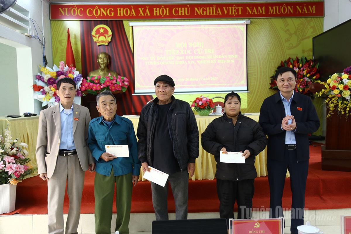 Tổ đại biểu số 13 HĐND tỉnh tặng quà cho các gia đình chính sách.