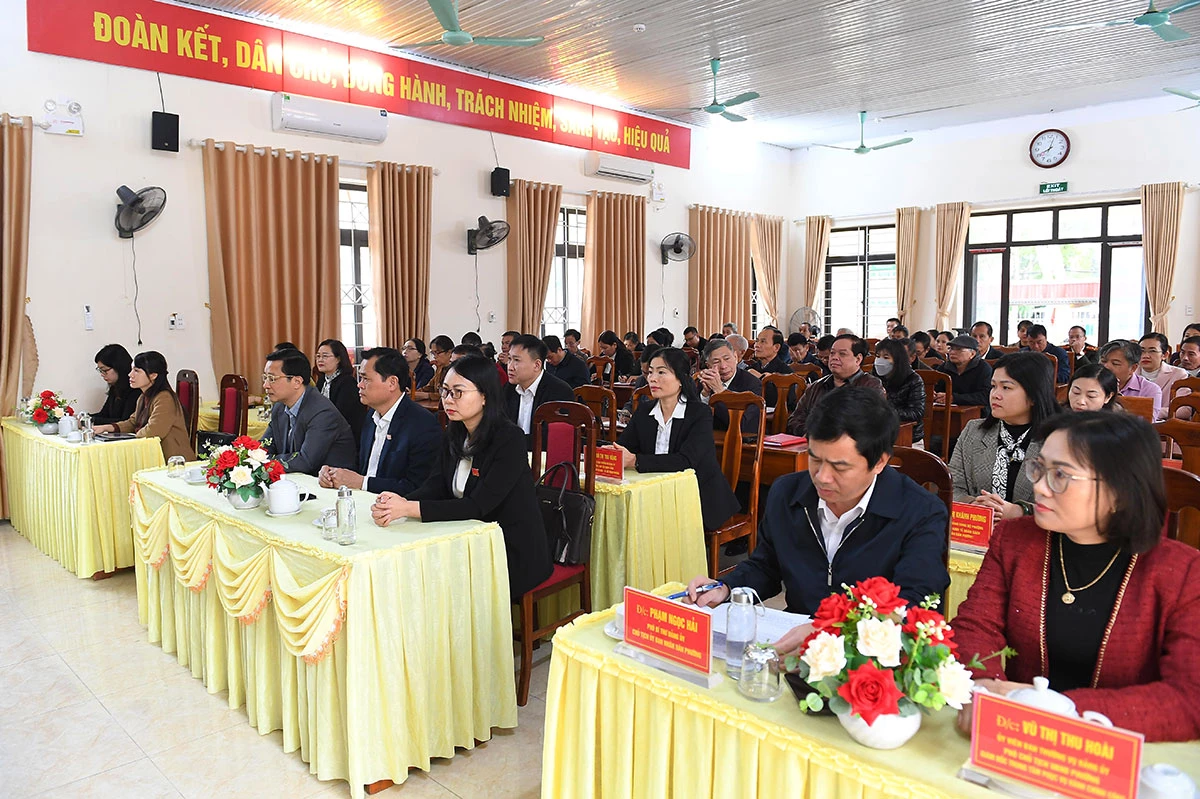 Các đại biểu dự hội nghị tiếp xúc cử tri phường Nông Tiến.