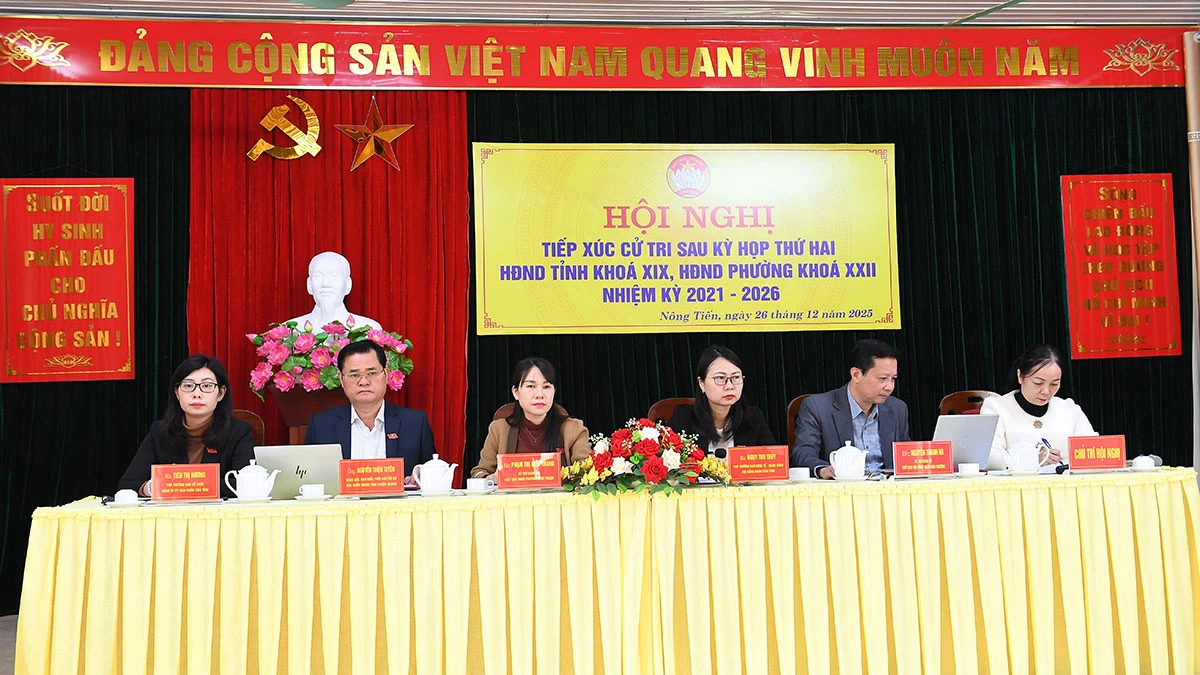 Các đại biểu HĐND tỉnh tiếp xúc cử tri phường Nông Tiến.